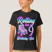 Rolling Into 9 Year Old Roller Skating 9th Birthda Tシャツ (正面)
