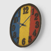 Romanian Flag with Vintage Wood Background Rustic  ラージ壁時計 (傾斜)