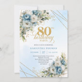 Romantic Boho Dusty Blue Floral Gold 80th Birthday 招待状 (正面)