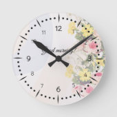 Romantic cottage flowers wallpaper ラウンド壁時計 (正面)