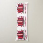 Romantic Reading Vibes Cozy Valentine Gift ボディピロー (正面縦)