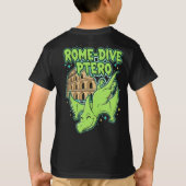 Rome-Dive Ptero Cute Dinosaur & Colosseum Travel A Tシャツ (裏面)