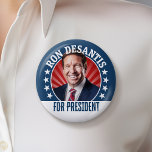 Ron DeSantis for President 2024 – キャンペーン写真 缶バッジ<br><div class="desc">Ron DeSantisの描写Aの写真を取り囲む彼の頭とタイプの後ろに赤い光の光線を持つ。ロンシンプルデサンティス氏が大統領にランニング迎えるデザイン。彼は2024ランニング年の選挙の共和党の予備選挙で働いている。</div>