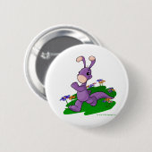 Rooの島を通って行進する紫色のBlumaroo 缶バッジ (正面&裏面)