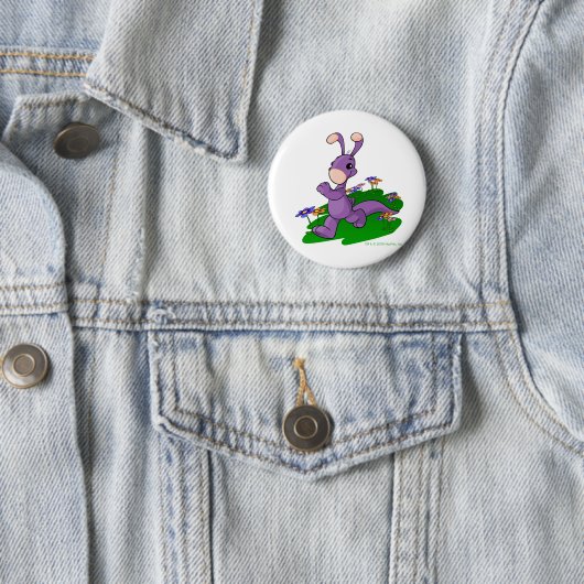 Rooの島を通って行進する紫色のBlumaroo 缶バッジ (インサイチュ)