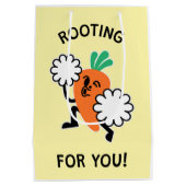 Rooting For You – 陽気なニンジン抱き枕 ミディアムペーパーバッグ (裏面)