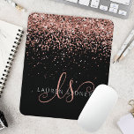 Rose Gold Blush Pink Glitter Metal Monogram Name マウスパッド<br><div class="desc">Glam Rose Gold Glitter Elegant Monogram Mouse Pad. Easily personalize this trendy chic mouse pad design featuring elegant rose gold sparkling glitter on a black background. The design features your handwritten script monogram with pretty swirls and name.</div>