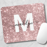 Rose Gold Blush Pink Glitter Name Monogram マウスパッド<br><div class="desc">Personalized Blush Pink Glitter Initial Monogram Mouse Pad. Add a touch of glam and elegance to your workspace with this stylish mouse pad. Featuring a faux rose gold blush pink glitter background, a crisp white initial letter, and a sleek black script name, this design is perfect for anyone who loves...</div>