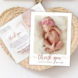 Rose Gold Script Modern Baby Photo Thank You ポストカード<br><div class="desc">シンプルな近代的なエレガントな書道ローズゴールドスクリプト写真新生児はがき感謝。フローズゴールド箔（または赤面ピンク箔）のキュッシ手書き書きスラッシュテールフォントのスクリプトで美しい「ありがとう」テキストを提供。裏面の事前に作成された個人的なメッセージとすべてのテキストの後ろに、白いオーバーレイであなたの選択の写真がある。素晴らし女の子に。簡単写真と詳細でパーソナライズする。</div>