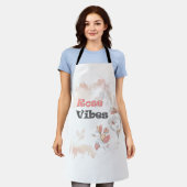 Rose Vibes – 美しい花のモチーフ エプロン (着用した状態)
