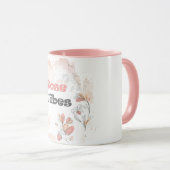 Rose Vibes – 美しい花のモチーフ マグカップ (正面右)