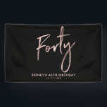 RoseGold Black 40th Birthdayパーティーウェルカムバナー 横断幕<br><div class="desc">このシンプルバラ誕生日バナーデザインはスタイリッシュ金ゴールドレタリング「40」と文字を備えカスタムている。パーソナライズ文字。私のショップBaraBomDesignで利用可能なさらに一致する項目。</div>