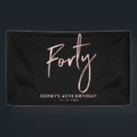 RoseGold Black 40th Birthdayパーティーウェルカムバナー 横断幕<br><div class="desc">このシンプルバラ誕生日バナーデザインはスタイリッシュ金ゴールドレタリング「40」と文字を備えカスタムている。パーソナライズ文字。私のショップBaraBomDesignで利用可能なさらに一致する項目。</div>