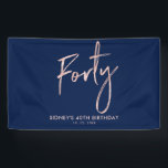 RoseGold Blue 40th Birthdayパーティーウェルカムバナー 横断幕<br><div class="desc">このシンプルバラバースデーバナーデザインはネイビースタイリッシュブルーの背景に誕生日金ゴールドレタリング"Foty"を備えている。パーソナライズ文字。私のショップBaraBomDesignで利用可能なさらに一致する項目。</div>