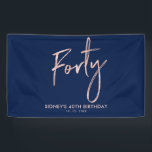 RoseGold Blue 40th Birthdayパーティーウェルカムバナー 横断幕<br><div class="desc">このシンプルバラバースデーバナーデザインはネイビースタイリッシュブルーの背景に誕生日金ゴールドレタリング"Foty"を備えている。パーソナライズ文字。私のショップBaraBomDesignで利用可能なさらに一致する項目。</div>