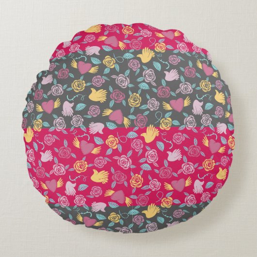 Roses, Hearts, and Hands Pattern ラウンドクッション (正面)