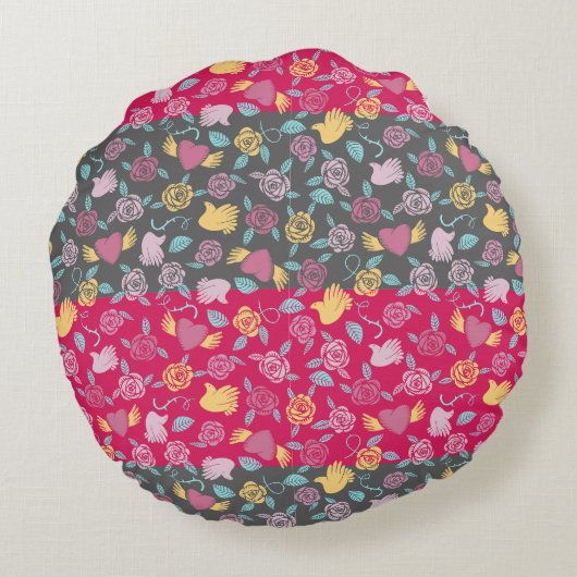 Roses, Hearts, and Hands Pattern ラウンドクッション (裏面)