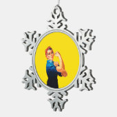 Rosieリベッターのレトロのデザインのスタイル スノーフレークピューターオーナメント (右)