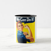 Rosie the Riveter (Iconic Poster) (We Can It!) ツートーンマグカップ (中央)