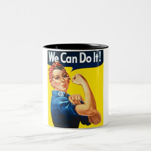 Rosie the Riveter (Iconic Poster) (We Can It!) ツートーンマグカップ (中央)