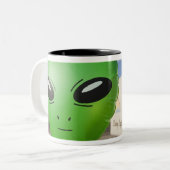 Roswellへの歓迎を用いる膨脹可能なエイリアンは署名します ツートーンマグカップ (正面左)