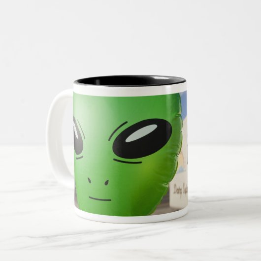 Roswellへの歓迎を用いる膨脹可能なエイリアンは署名します ツートーンマグカップ (正面左)