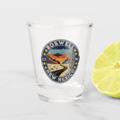 Roswell New Mexico Nostalgic UFO Backdrop ショットグラス (正面)