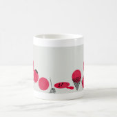 Rote, lustige Brechpunkte auf einer Tasse コーヒーマグカップ (中央)