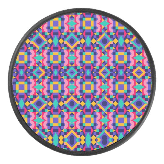 Round object with a vibrant geometric pattern アイスホッケーパック (正面)