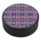 Round object with a vibrant geometric pattern アイスホッケーパック (3/4)