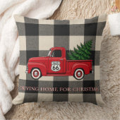 Route 66の居心地の良いクリスマスの家のアクセント クッション (ブランケット)