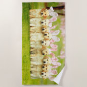 Row of Puppy Bunnies ビーチタオル (正面)