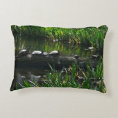 Row of Turtlesグリーン自然写真 アクセントクッション (裏面)