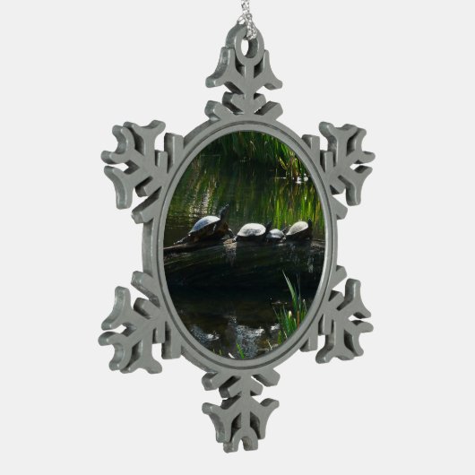 Row of Turtlesグリーン自然写真 スノーフレークピューターオーナメント (左)