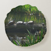 Row of Turtlesグリーン自然写真 ラウンドクッション (裏面)