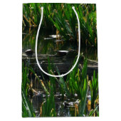 Row of Turtles Green Nature Photo ミディアムペーパーバッグ (正面)