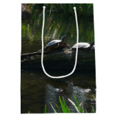 Row of Turtles Green Nature Photo ミディアムペーパーバッグ (裏面)