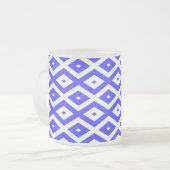 Royal blue and white diamond pattern フロストグラスマグカップ (正面左)