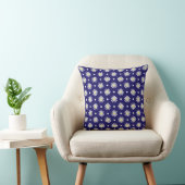 Royal Blue Throw Pillow with Daisies クッション (椅子)