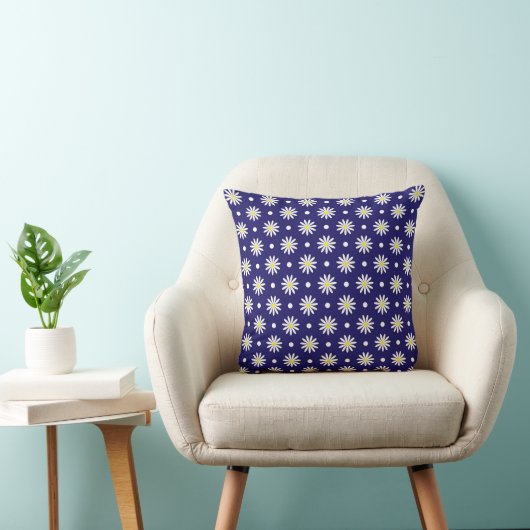 Royal Blue Throw Pillow with Daisies クッション (椅子)