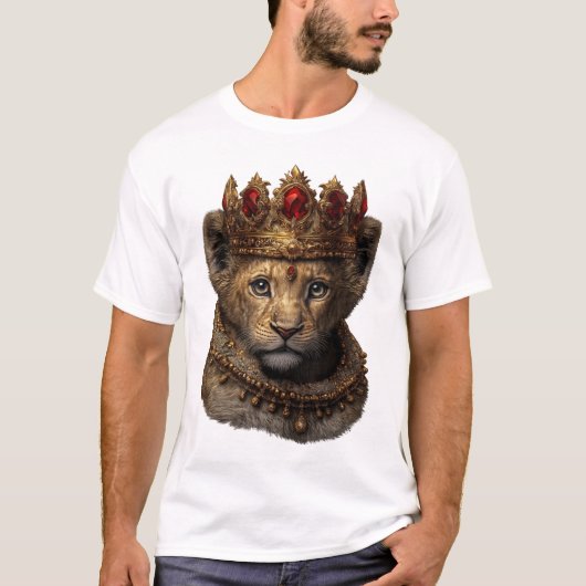 Royal Lion Cub Crown T-Shirt – Elegant King Design Tシャツ (正面)