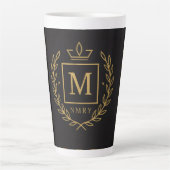 "Royal NMKY Emblem – Monogram M Crest Design" カフェラテマグ (正面)