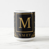 "Royal NMKY Emblem – Monogram M Crest Design" コーヒーマグカップ (中央)