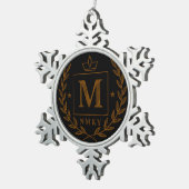 "Royal NMKY Emblem – Monogram M Crest Design" スノーフレークピューターオーナメント (右)