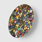 RPGのゲームのサイコロ ラウンド壁時計 (傾斜)