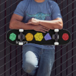 RPGゲームサイコロ、ボード、ファンタジーゲームパーソナライズされた スケートボード<br><div class="desc">4面、12面、20面のファンタジーゲームスタイルサイコロのカラフルイラストレーションを有するスケートボード。グラフィックの下には、名前やその他の文字を追加するカスタム場所がある。RPGゲームやボードゲーム違うのファンに最適。</div>