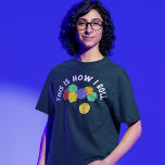 RPGゲーム転がのおもしろいサイコロ トライブレンドＴシャツ<br><div class="desc">このグラフィック転がティーの使い方をおもしろい皆に見せる。4面、12面、20面のサイコロ違うを鮮やかな色で持つファンタジーゲームスタイルサイコロのイラストレーションとメッセージTHIS IS HOW ABOVE転が in白い文字でメッセージを表示しまはっきりしたす。役割素晴らしのゲームやファンタジーの違うファンにギフトを遊作る。</div>