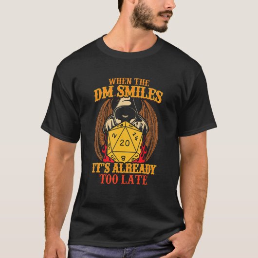 RPGボードゲームでDMが笑顔になるともう手遅れ Tシャツ (正面)