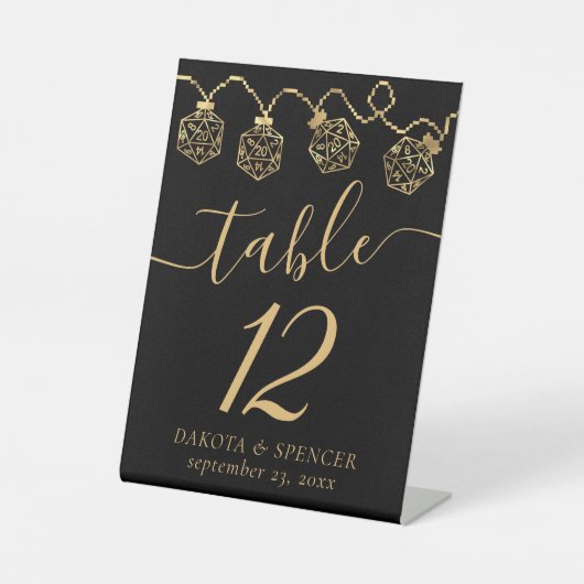 RPGライト | 金ゴールドファンタジーテーブルトップPnPゲーマーサイコロ 台座サイン (正面)