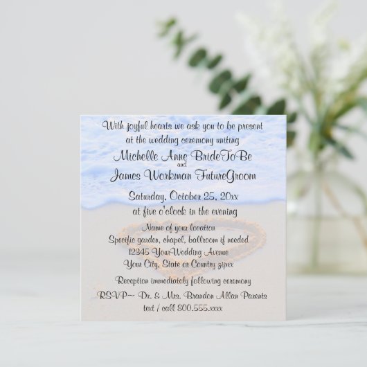 RSVPとの砂ビーチ結婚式のハート 招待状 (スタンド正面)